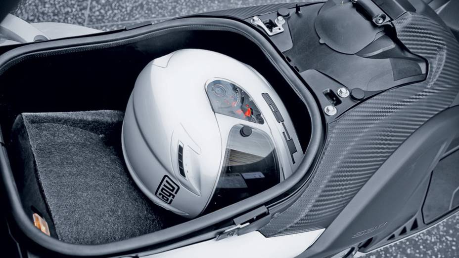 Sob o banco, bagageiro iluminado e forrado | <a href="https://preprod.quatrorodas.abril.com.br/moto/testes/yamaha-tmax-530-705211.shtml" rel="migration">Leia mais</a>