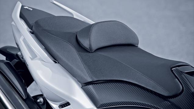 Encosto separa garupa e piloto no banco | <a href="https://preprod.quatrorodas.abril.com.br/moto/testes/yamaha-tmax-530-705211.shtml" rel="migration">Leia mais</a> Encosto separa garupa e piloto no banco | <a href="https://preprod.quatrorodas.abril.com.br/moto/testes/yamaha-tmax-530-705211.shtml" rel="migration">Leia mais</a>