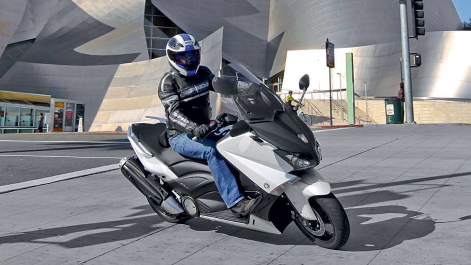 Apesar do porte e do peso de 217 kg, boa maneabilidade | <a href="https://preprod.quatrorodas.abril.com.br/moto/testes/yamaha-tmax-530-705211.shtml" rel="migration">Leia mais</a>