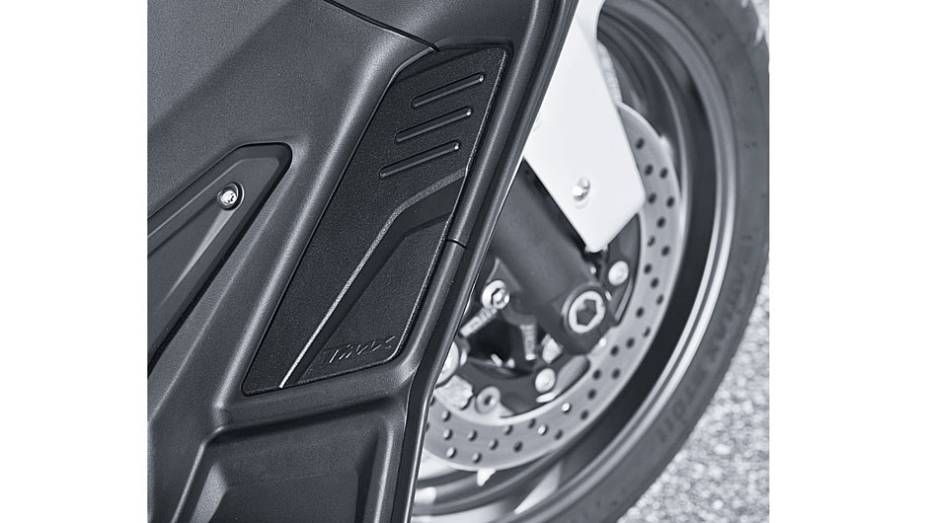 Plataformas inclinadas para os pés do piloto | <a href="https://preprod.quatrorodas.abril.com.br/moto/testes/yamaha-tmax-530-705211.shtml" rel="migration">Leia mais</a> Plataformas inclinadas para os pés do piloto | <a href="https://preprod.quatrorodas.abril.com.br/moto/testes/yamaha-tmax-530-705211.shtml" rel="migration">Leia mais</a>