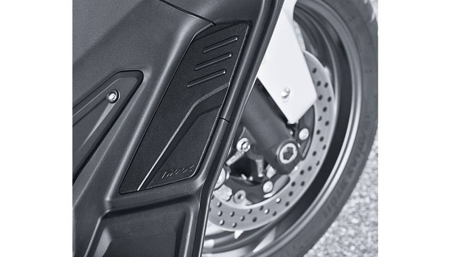 Plataformas inclinadas para os pés do piloto | <a href="https://preprod.quatrorodas.abril.com.br/moto/testes/yamaha-tmax-530-705211.shtml" rel="migration">Leia mais</a>