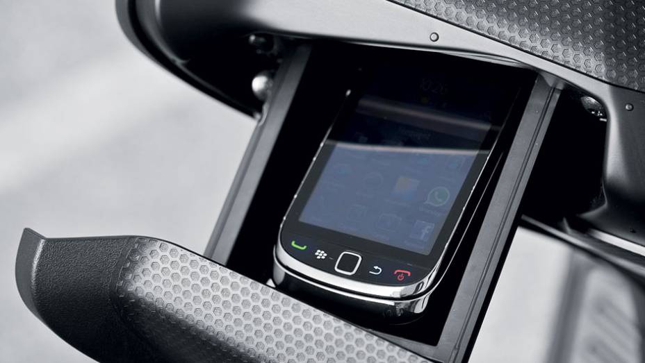 Compartimento perfeito para o smartphone | <a href="https://preprod.quatrorodas.abril.com.br/moto/testes/yamaha-tmax-530-705211.shtml" rel="migration">Leia mais</a> Compartimento perfeito para o smartphone | <a href="https://preprod.quatrorodas.abril.com.br/moto/testes/yamaha-tmax-530-705211.shtml" rel="migration">Leia mais</a>