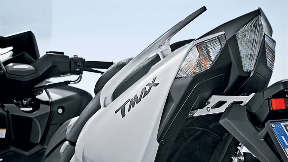 Boas alças traseiras e lanternas - piscas integrados - com leds coloridos e lentes cristalinas | <a href="https://preprod.quatrorodas.abril.com.br/moto/testes/yamaha-tmax-530-705211.shtml" rel="migration">Leia mais</a> Boas alças traseiras e lanternas - piscas integrados - com leds coloridos e lentes cristalinas | <a href="https://preprod.quatrorodas.abril.com.br/moto/testes/yamaha-tmax-530-705211.shtml" rel="migration">Leia mais</a>