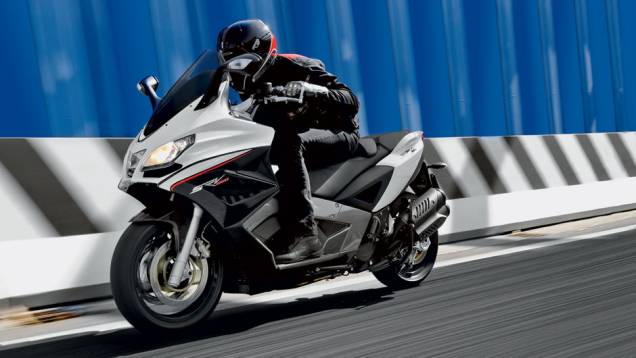 Carenagem e faróis triplos remetem à superbike RSV4 | <a href="https://preprod.quatrorodas.abril.com.br/moto/testes/aprilia-srv-850-713547.shtml" rel="migration">Leia mais</a> Carenagem e faróis triplos remetem à superbike RSV4 | <a href="https://preprod.quatrorodas.abril.com.br/moto/testes/aprilia-srv-850-713547.shtml" rel="migration">Leia mais</a>
