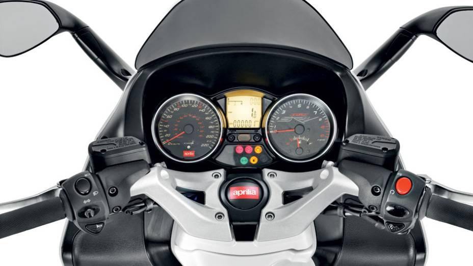 Mostradores com ponteiros e LCD central | <a href="https://preprod.quatrorodas.abril.com.br/moto/testes/aprilia-srv-850-713547.shtml" rel="migration">Leia mais</a>