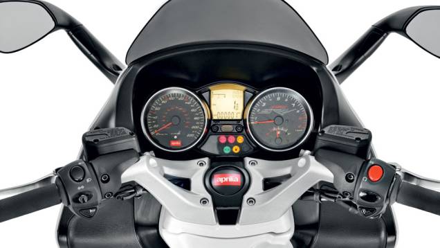 Mostradores com ponteiros e LCD central | <a href="https://preprod.quatrorodas.abril.com.br/moto/testes/aprilia-srv-850-713547.shtml" rel="migration">Leia mais</a> Mostradores com ponteiros e LCD central | <a href="https://preprod.quatrorodas.abril.com.br/moto/testes/aprilia-srv-850-713547.shtml" rel="migration">Leia mais</a>