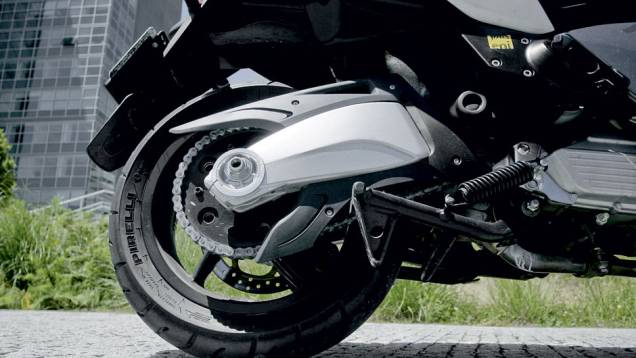 Balança de liga leve e freio traseiro a disco | <a href="https://preprod.quatrorodas.abril.com.br/moto/testes/aprilia-srv-850-713547.shtml" rel="migration">Leia mais</a> Balança de liga leve e freio traseiro a disco | <a href="https://preprod.quatrorodas.abril.com.br/moto/testes/aprilia-srv-850-713547.shtml" rel="migration">Leia mais</a>