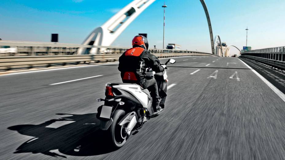 Na estrada, conforto e emoção andam juntos. E rápido | <a href="https://preprod.quatrorodas.abril.com.br/moto/testes/aprilia-srv-850-713547.shtml" rel="migration">Leia mais</a>