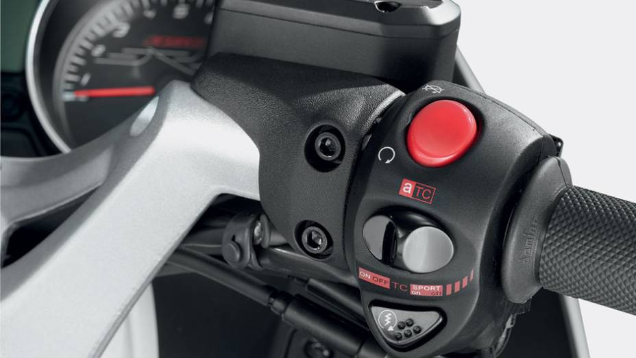 Botão do controle de tração ATC | <a href="https://preprod.quatrorodas.abril.com.br/moto/testes/aprilia-srv-850-713547.shtml" rel="migration">Leia mais</a>