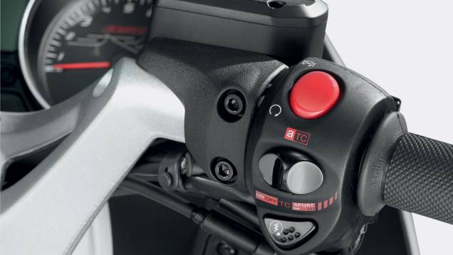 Botão do controle de tração ATC | <a href="https://preprod.quatrorodas.abril.com.br/moto/testes/aprilia-srv-850-713547.shtml" rel="migration">Leia mais</a> Botão do controle de tração ATC | <a href="https://preprod.quatrorodas.abril.com.br/moto/testes/aprilia-srv-850-713547.shtml" rel="migration">Leia mais</a>