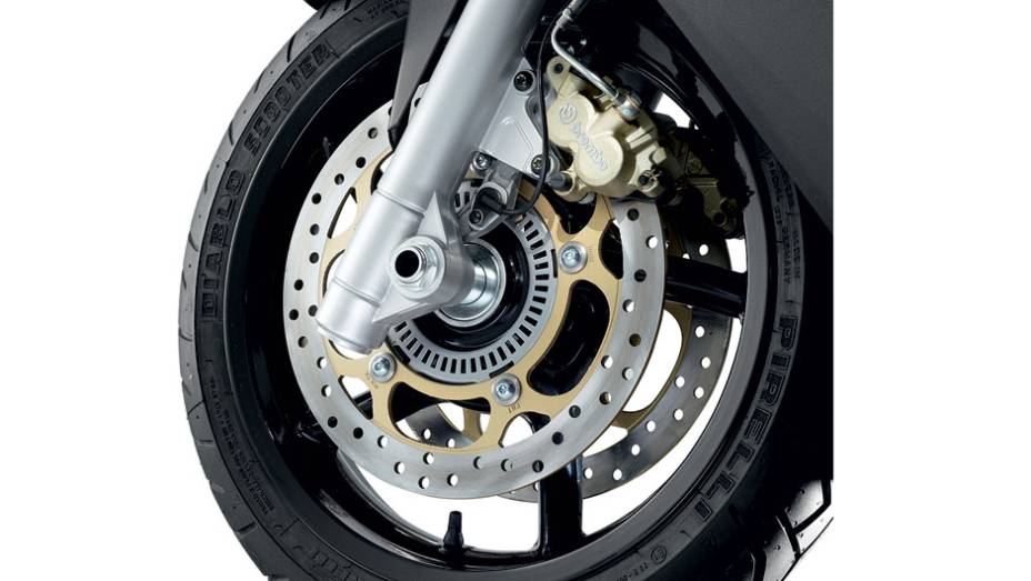 Dois discos com ABS na frente | <a href="https://preprod.quatrorodas.abril.com.br/moto/testes/aprilia-srv-850-713547.shtml" rel="migration">Leia mais</a>