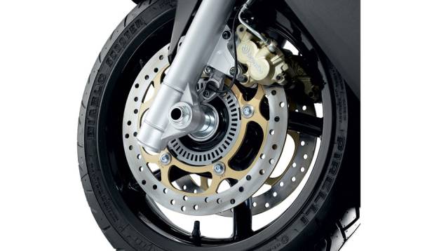 Dois discos com ABS na frente | <a href="https://preprod.quatrorodas.abril.com.br/moto/testes/aprilia-srv-850-713547.shtml" rel="migration">Leia mais</a> Dois discos com ABS na frente | <a href="https://preprod.quatrorodas.abril.com.br/moto/testes/aprilia-srv-850-713547.shtml" rel="migration">Leia mais</a>