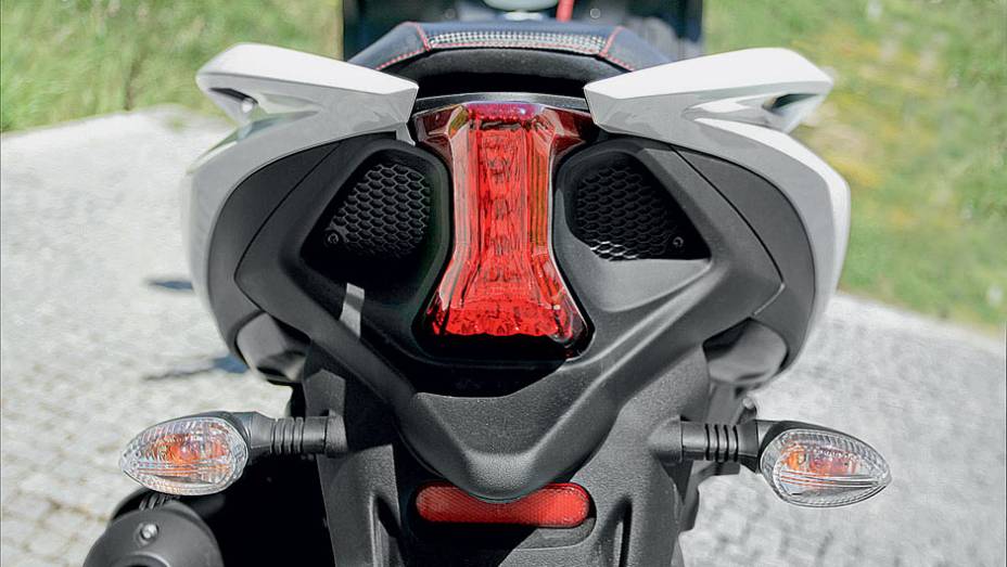 Lanterna e rabeta da Aprilia Dorsoduro 1200 | <a href="https://preprod.quatrorodas.abril.com.br/moto/testes/aprilia-srv-850-713547.shtml" rel="migration">Leia mais</a>