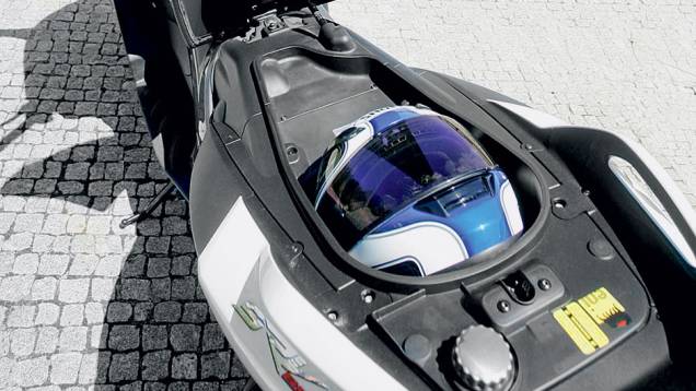 Espaço limitado sob o banco: só o capacete | <a href="https://preprod.quatrorodas.abril.com.br/moto/testes/aprilia-srv-850-713547.shtml" rel="migration">Leia mais</a> Espaço limitado sob o banco: só o capacete | <a href="https://preprod.quatrorodas.abril.com.br/moto/testes/aprilia-srv-850-713547.shtml" rel="migration">Leia mais</a>