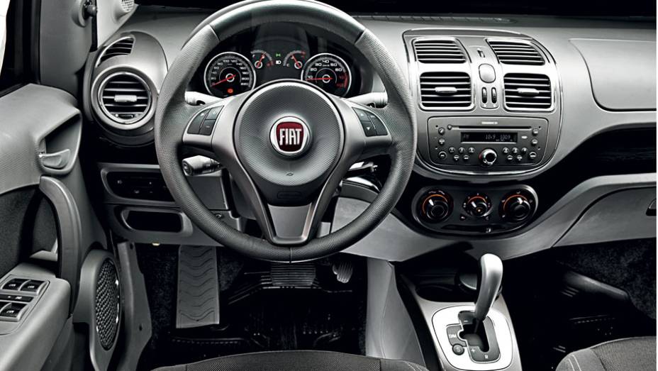 Painel conta com seis saídas de ar | <a href="https://preprod.quatrorodas.abril.com.br/carros/comparativos/sedas-automaticos-cobalt-x-siena-x-voyage-704089.shtml" rel="migration">Leia mais</a> Painel conta com seis saídas de ar | <a href="https://preprod.quatrorodas.abril.com.br/carros/comparativos/sedas-automaticos-cobalt-x-siena-x-voyage-704089.shtml" rel="migration">Leia mais</a>