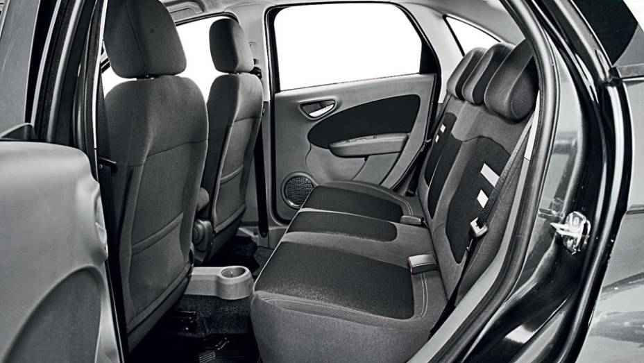 Banco traseiro tem encosto de cabeça, mas falta cinto de três pontos | <a href="https://preprod.quatrorodas.abril.com.br/carros/comparativos/sedas-automaticos-cobalt-x-siena-x-voyage-704089.shtml" rel="migration">Leia mais</a> Banco traseiro tem encosto de cabeça, mas falta cinto de três pontos | <a href="https://preprod.quatrorodas.abril.com.br/carros/comparativos/sedas-automaticos-cobalt-x-siena-x-voyage-704089.shtml" rel="migration">Leia mais</a>