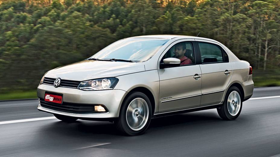 Carros da VW estão parecidos. Voyage virou um pequeno Jetta | <a href="https://preprod.quatrorodas.abril.com.br/carros/comparativos/sedas-automaticos-cobalt-x-siena-x-voyage-704089.shtml" rel="migration">Leia mais</a>