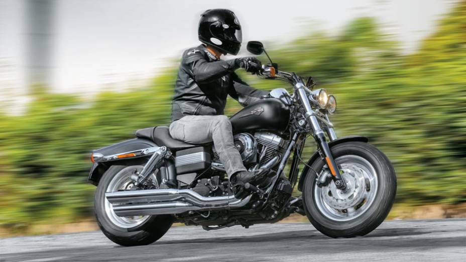 Faróis duplos e preto fosco: street fighter | <a href="https://preprod.quatrorodas.abril.com.br/moto/testes/harley-davidson-fat-bob-729835.shtml" rel="migration">Leia mais</a>