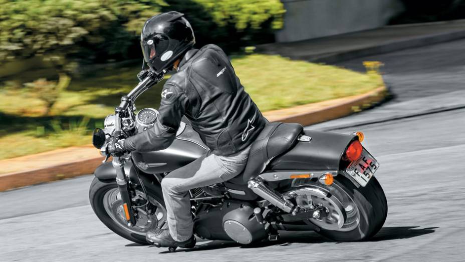 Boa estabilidade, raspando pedaleira | <a href="https://preprod.quatrorodas.abril.com.br/moto/testes/harley-davidson-fat-bob-729835.shtml" rel="migration">Leia mais</a>