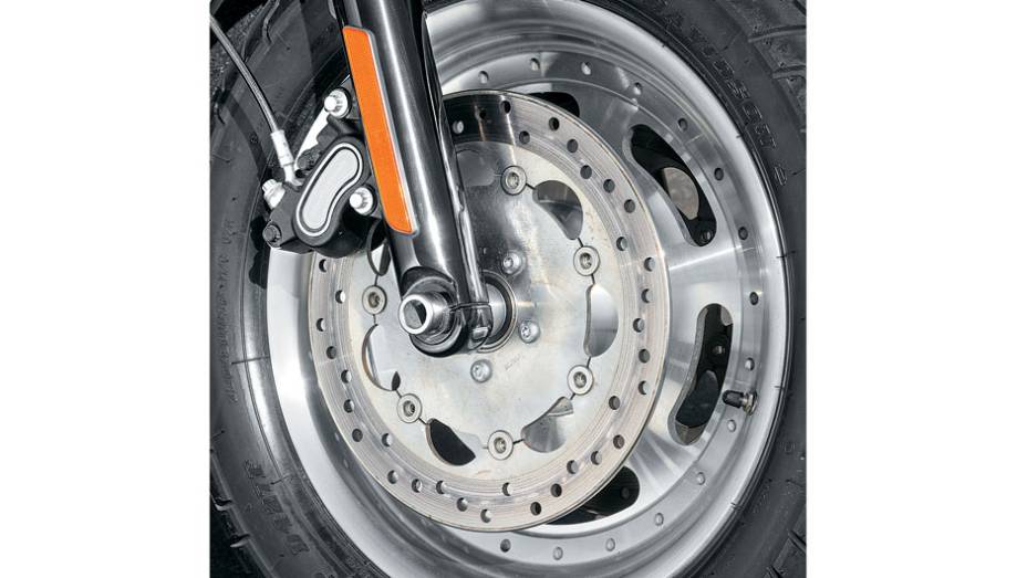 Dois discos e pinças duplas na dianteira | <a href="https://preprod.quatrorodas.abril.com.br/moto/testes/harley-davidson-fat-bob-729835.shtml" rel="migration">Leia mais</a>