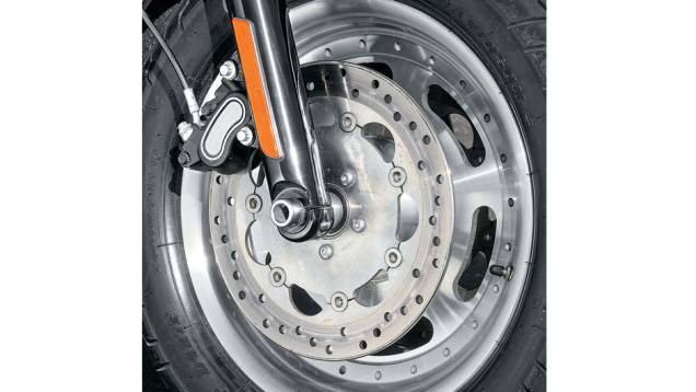 Dois discos e pinças duplas na dianteira | <a href="https://preprod.quatrorodas.abril.com.br/moto/testes/harley-davidson-fat-bob-729835.shtml" rel="migration">Leia mais</a> Dois discos e pinças duplas na dianteira | <a href="https://preprod.quatrorodas.abril.com.br/moto/testes/harley-davidson-fat-bob-729835.shtml" rel="migration">Leia mais</a>