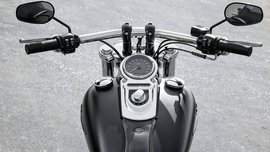 Guidão T-bar e duas tampas: a da esquerda mostra o nível do tanque | <a href="https://preprod.quatrorodas.abril.com.br/moto/testes/harley-davidson-fat-bob-729835.shtml" rel="migration">Leia mais</a>