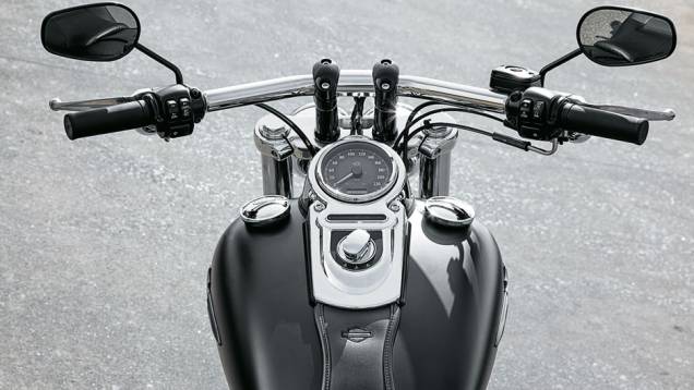 Guidão T-bar e duas tampas: a da esquerda mostra o nível do tanque | <a href="https://preprod.quatrorodas.abril.com.br/moto/testes/harley-davidson-fat-bob-729835.shtml" rel="migration">Leia mais</a> Guidão T-bar e duas tampas: a da esquerda mostra o nível do tanque | <a href="https://preprod.quatrorodas.abril.com.br/moto/testes/harley-davidson-fat-bob-729835.shtml" rel="migration">Leia mais</a>