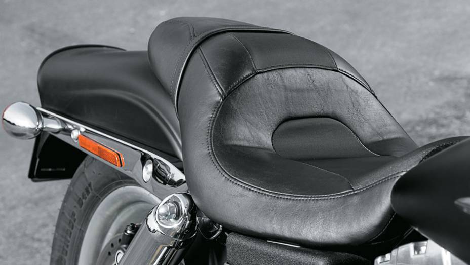 Como de praxe na marca, banco confortável | <a href="https://preprod.quatrorodas.abril.com.br/moto/testes/harley-davidson-fat-bob-729835.shtml" rel="migration">Leia mais</a>