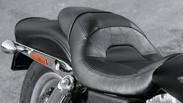Como de praxe na marca, banco confortável | <a href="https://preprod.quatrorodas.abril.com.br/moto/testes/harley-davidson-fat-bob-729835.shtml" rel="migration">Leia mais</a> Como de praxe na marca, banco confortável | <a href="https://preprod.quatrorodas.abril.com.br/moto/testes/harley-davidson-fat-bob-729835.shtml" rel="migration">Leia mais</a>