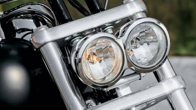 Faróis duplos unidos em um só grupo: marca registrada do modelo | <a href="https://preprod.quatrorodas.abril.com.br/moto/testes/harley-davidson-fat-bob-729835.shtml" rel="migration">Leia mais</a> Faróis duplos unidos em um só grupo: marca registrada do modelo | <a href="https://preprod.quatrorodas.abril.com.br/moto/testes/harley-davidson-fat-bob-729835.shtml" rel="migration">Leia mais</a>