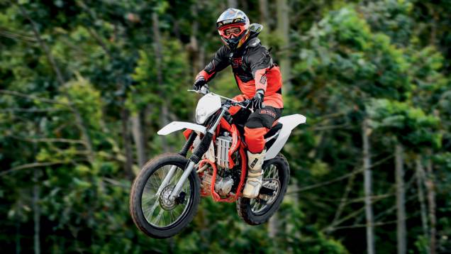 Apesar do garfo convencional, a Cami absorve bem os saltos | <a href="https://preprod.quatrorodas.abril.com.br/moto/testes/gas-gas-ec-250f-cami-730784.shtml" rel="migration">Leia mais</a> Apesar do garfo convencional, a Cami absorve bem os saltos | <a href="https://preprod.quatrorodas.abril.com.br/moto/testes/gas-gas-ec-250f-cami-730784.shtml" rel="migration">Leia mais</a>