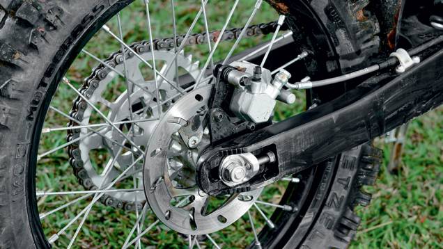Disco traseiro de pinça simples da marca AJP | <a href="https://preprod.quatrorodas.abril.com.br/moto/testes/gas-gas-ec-250f-cami-730784.shtml" rel="migration">Leia mais</a> Disco traseiro de pinça simples da marca AJP | <a href="https://preprod.quatrorodas.abril.com.br/moto/testes/gas-gas-ec-250f-cami-730784.shtml" rel="migration">Leia mais</a>