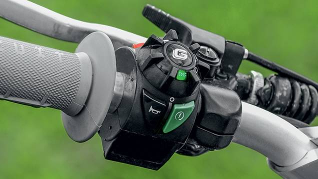 Punho esquerdo reúne controle de luzes, buzina e pertida elétrica | <a href="https://preprod.quatrorodas.abril.com.br/moto/testes/gas-gas-ec-250f-cami-730784.shtml" rel="migration">Leia mais</a> Punho esquerdo reúne controle de luzes, buzina e pertida elétrica | <a href="https://preprod.quatrorodas.abril.com.br/moto/testes/gas-gas-ec-250f-cami-730784.shtml" rel="migration">Leia mais</a>
