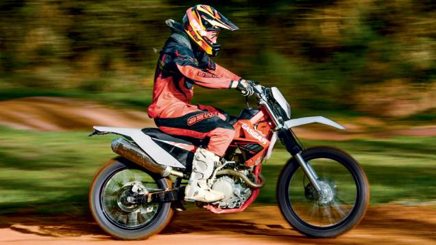 Compacta e leve, a Cami tem fácil dirigibilidade nas estradas de terra | <a href="https://preprod.quatrorodas.abril.com.br/moto/testes/gas-gas-ec-250f-cami-730784.shtml" rel="migration">Leia mais</a> Compacta e leve, a Cami tem fácil dirigibilidade nas estradas de terra | <a href="https://preprod.quatrorodas.abril.com.br/moto/testes/gas-gas-ec-250f-cami-730784.shtml" rel="migration">Leia mais</a>
