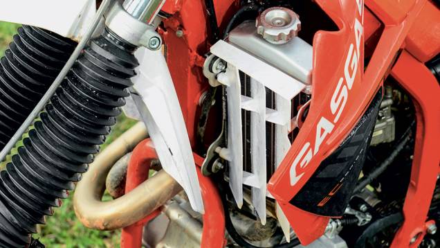 Radiador tem ventoinha elétrica auxiliar | <a href="https://preprod.quatrorodas.abril.com.br/moto/testes/gas-gas-ec-250f-cami-730784.shtml" rel="migration">Leia mais</a> Radiador tem ventoinha elétrica auxiliar | <a href="https://preprod.quatrorodas.abril.com.br/moto/testes/gas-gas-ec-250f-cami-730784.shtml" rel="migration">Leia mais</a>