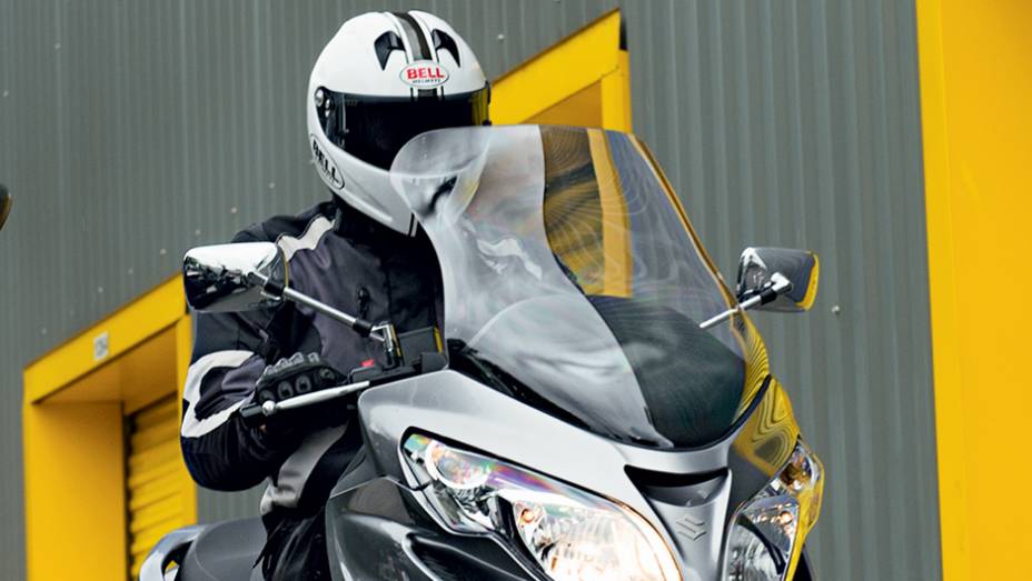 No Suzuki, maior porte e imponência de moto touring | <a href="https://preprod.quatrorodas.abril.com.br/moto/testes/dafra-citicom-300i-x-suzuki-burgman-730676.shtmll" rel="migration">Leia mais</a>