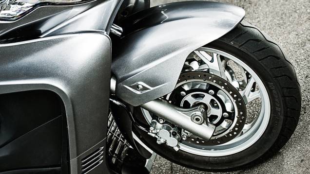 Dois discos com pinças duplas na dianteira | <a href="https://preprod.quatrorodas.abril.com.br/moto/testes/dafra-citicom-300i-x-suzuki-burgman-730676.shtmll" rel="migration">Leia mais</a> Dois discos com pinças duplas na dianteira | <a href="https://preprod.quatrorodas.abril.com.br/moto/testes/dafra-citicom-300i-x-suzuki-burgman-730676.shtmll" rel="migration">Leia mais</a>