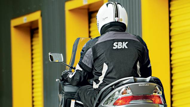 Bloco óptico traseiro único, incorporando piscas e lanternas | <a href="https://preprod.quatrorodas.abril.com.br/moto/testes/dafra-citicom-300i-x-suzuki-burgman-730676.shtmll" rel="migration">Leia mais</a> Bloco óptico traseiro único, incorporando piscas e lanternas | <a href="https://preprod.quatrorodas.abril.com.br/moto/testes/dafra-citicom-300i-x-suzuki-burgman-730676.shtmll" rel="migration">Leia mais</a>