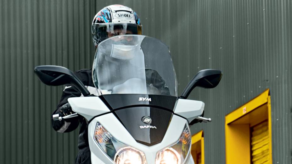 Mais estreito, mas com bom design e far&oacute;is alongados | <a href="https://preprod.quatrorodas.abril.com.br/moto/testes/dafra-citicom-300i-x-suzuki-burgman-730676.shtmll" rel="migration">Leia mais</a>