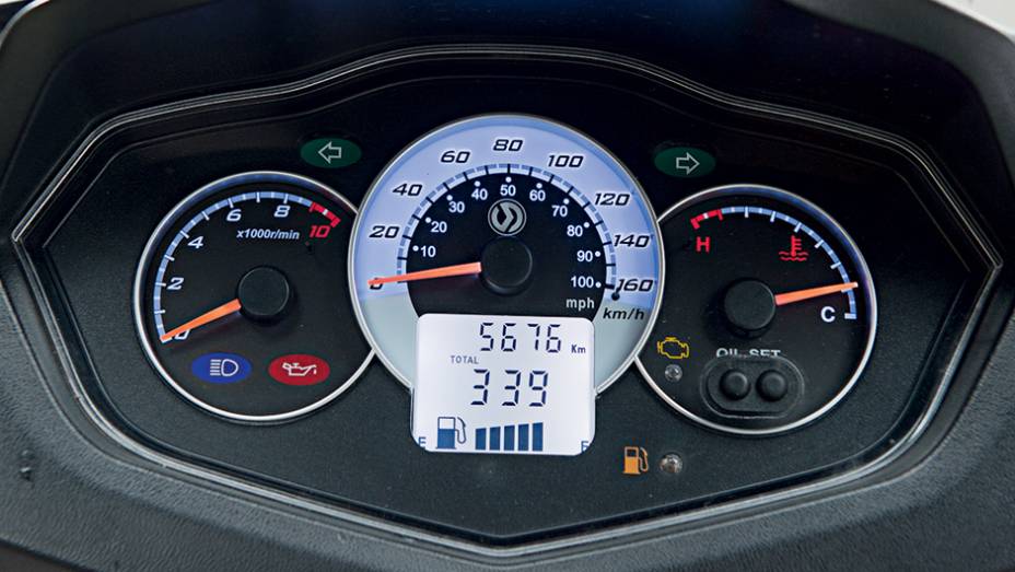 Painel agrad&aacute;vel e com bom n&iacute;vel de informa&ccedil;&otilde;es: conta-giros, veloc&iacute;metro, term&ocirc;metro e LCD | <a href="%20https://preprod.quatrorodas.abril.com.br/moto/testes/dafra-citicom-300i-x-suzuki-burgman-730676.shtmll" rel="migration">Leia mais</a>