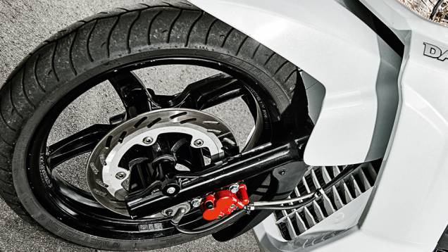 Na frente, disco único e pinça de dois pistões | <a href="https://preprod.quatrorodas.abril.com.br/moto/testes/dafra-citicom-300i-x-suzuki-burgman-730676.shtmll" rel="migration">Leia mais</a> Na frente, disco único e pinça de dois pistões | <a href="https://preprod.quatrorodas.abril.com.br/moto/testes/dafra-citicom-300i-x-suzuki-burgman-730676.shtmll" rel="migration">Leia mais</a>