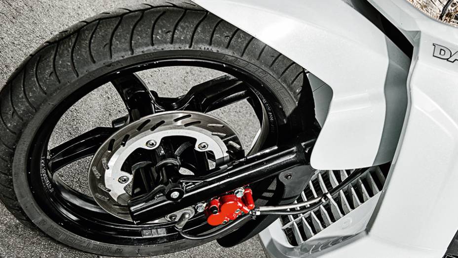 Na frente, disco &uacute;nico e pin&ccedil;a de dois pist&otilde;es | <a href="https://preprod.quatrorodas.abril.com.br/moto/testes/dafra-citicom-300i-x-suzuki-burgman-730676.shtmll" rel="migration">Leia mais</a>