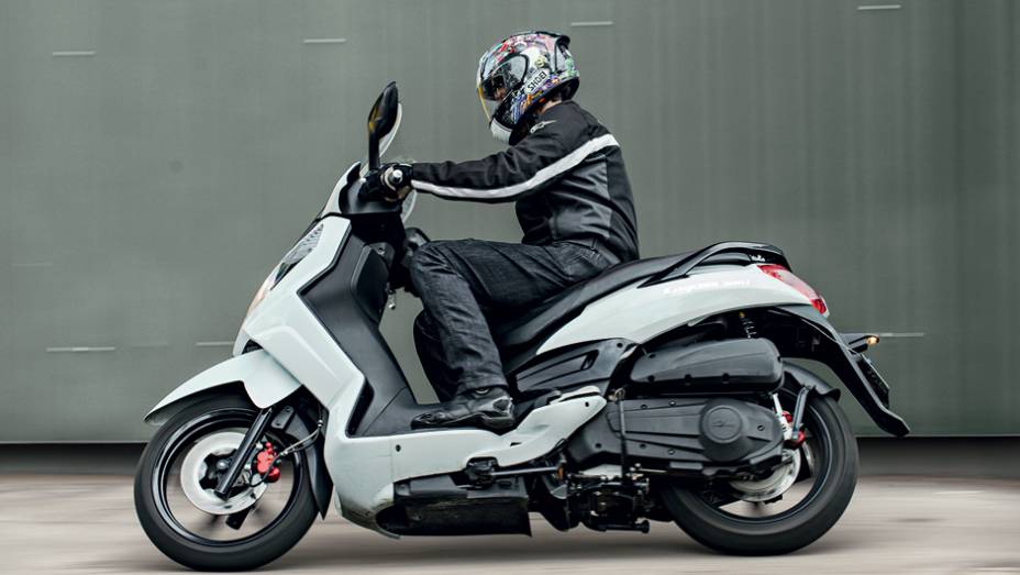 Pilotos mais altos t&ecirc;m joelhos muito pr&oacute;ximos do escudo | <a href="https://preprod.quatrorodas.abril.com.br/moto/testes/dafra-citicom-300i-x-suzuki-burgman-730676.shtmll" rel="migration">Leia mais</a>