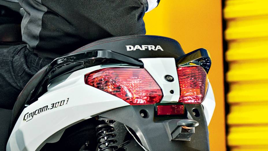 Lanternas e piscas em dois blocos e alças para garupa | <a href="https://preprod.quatrorodas.abril.com.br/moto/testes/dafra-citicom-300i-x-suzuki-burgman-730676.shtmll" rel="migration">Leia mais</a>