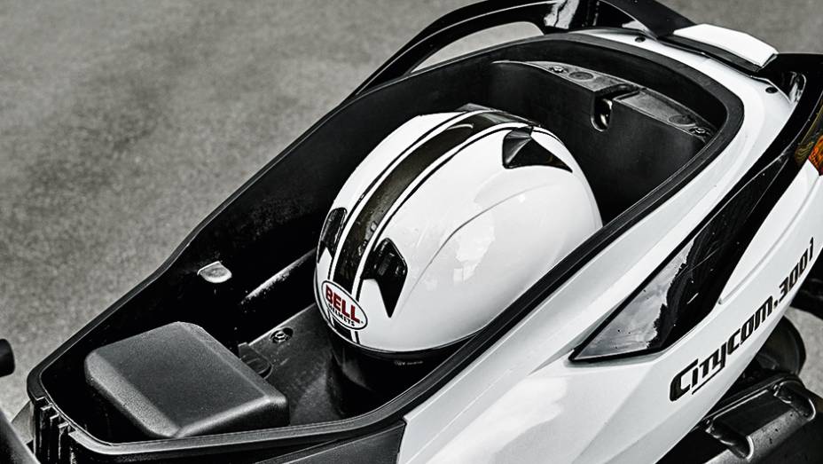 Porta-objetos &eacute; suficiente para o uso cotidiano | <a href="https://preprod.quatrorodas.abril.com.br/moto/testes/dafra-citicom-300i-x-suzuki-burgman-730676.shtmll" rel="migration">Leia mais</a>