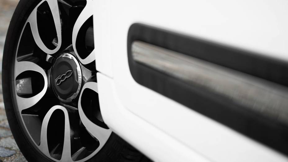 O modelo vem com rodas de liga leve de 15 polegadas | <a href="https://preprod.quatrorodas.abril.com.br/carros/impressoes/fiat-500l-725497.shtml" rel="migration">Leia mais</a>