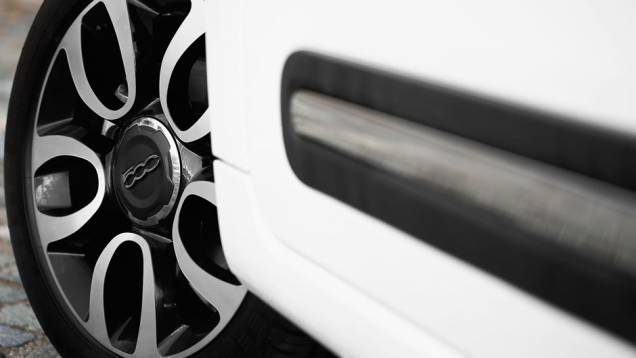 O modelo vem com rodas de liga leve de 15 polegadas | <a href="https://preprod.quatrorodas.abril.com.br/carros/impressoes/fiat-500l-725497.shtml" rel="migration">Leia mais</a> O modelo vem com rodas de liga leve de 15 polegadas | <a href="https://preprod.quatrorodas.abril.com.br/carros/impressoes/fiat-500l-725497.shtml" rel="migration">Leia mais</a>