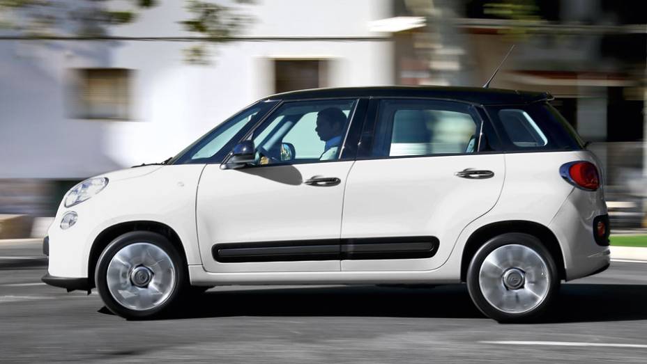 Mais que duas portas, ele ganhou perfil monovolume | <a href="https://preprod.quatrorodas.abril.com.br/carros/impressoes/fiat-500l-725497.shtml" rel="migration">Leia mais</a>