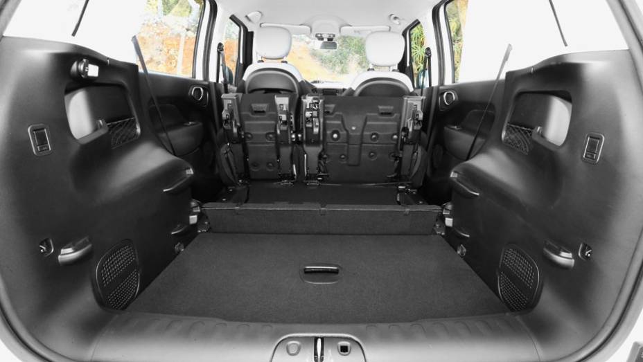 Quando baixado, forma-se uma área de 1 310 litros | <a href="https://preprod.quatrorodas.abril.com.br/carros/impressoes/fiat-500l-725497.shtml" rel="migration">Leia mais</a>