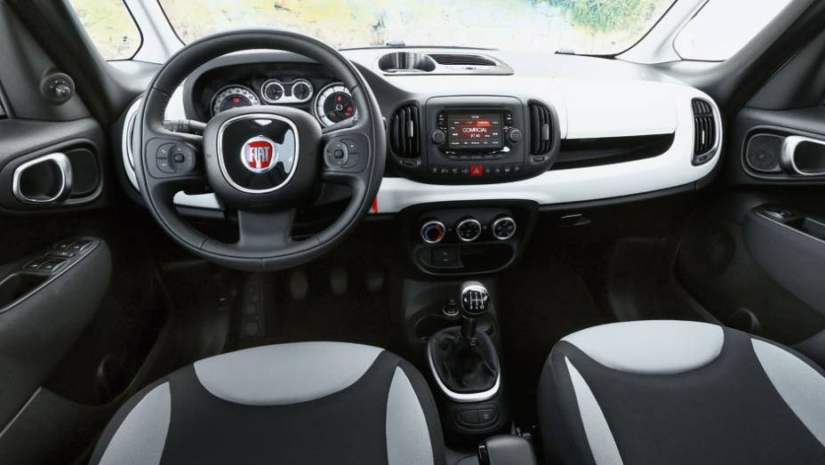 Desenho do painel é bem diferente do 500 hatch, mas o clima descolado é o mesmo | <a href="https://preprod.quatrorodas.abril.com.br/carros/impressoes/fiat-500l-725497.shtml" rel="migration">Leia mais</a>